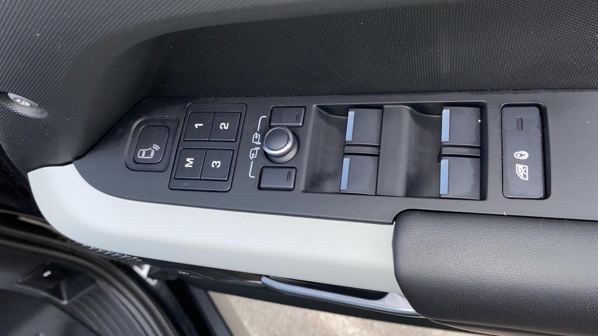 Land Rover Defender view 27