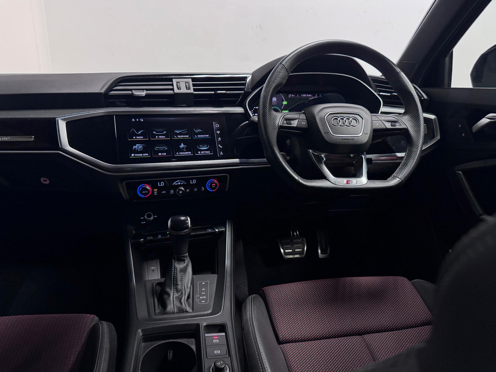 Audi Q3 view 31