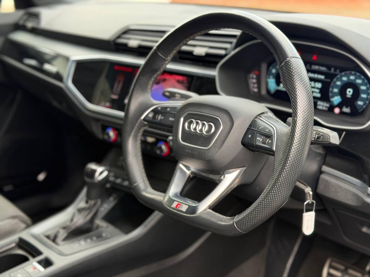 Audi Q3 view 9