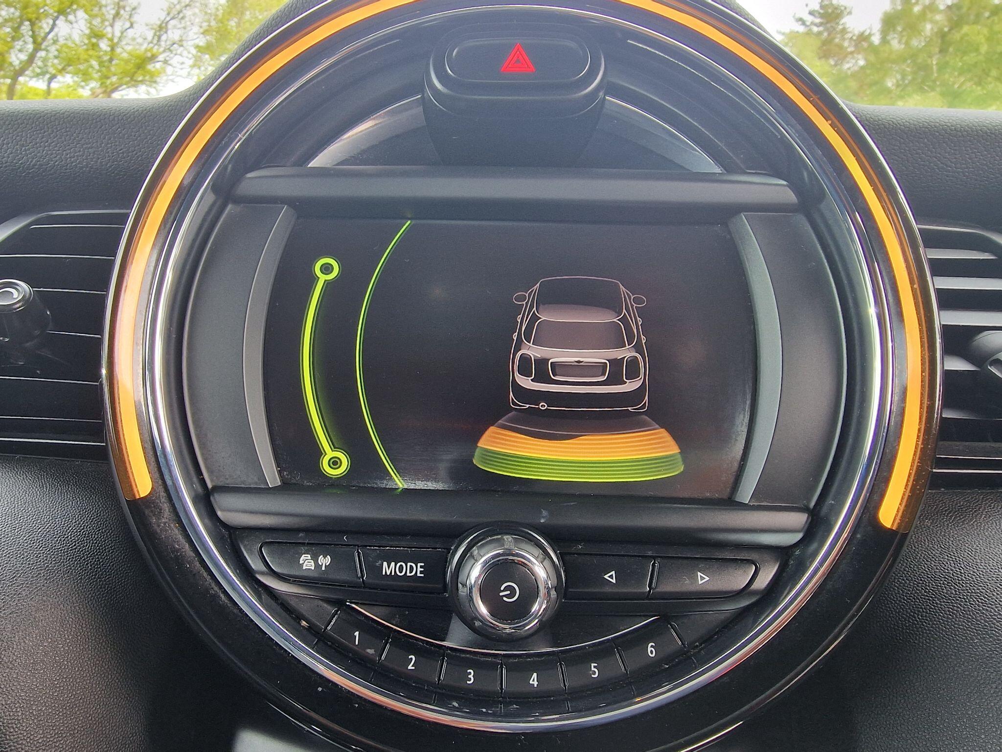 2015 MINI Hatch image 29