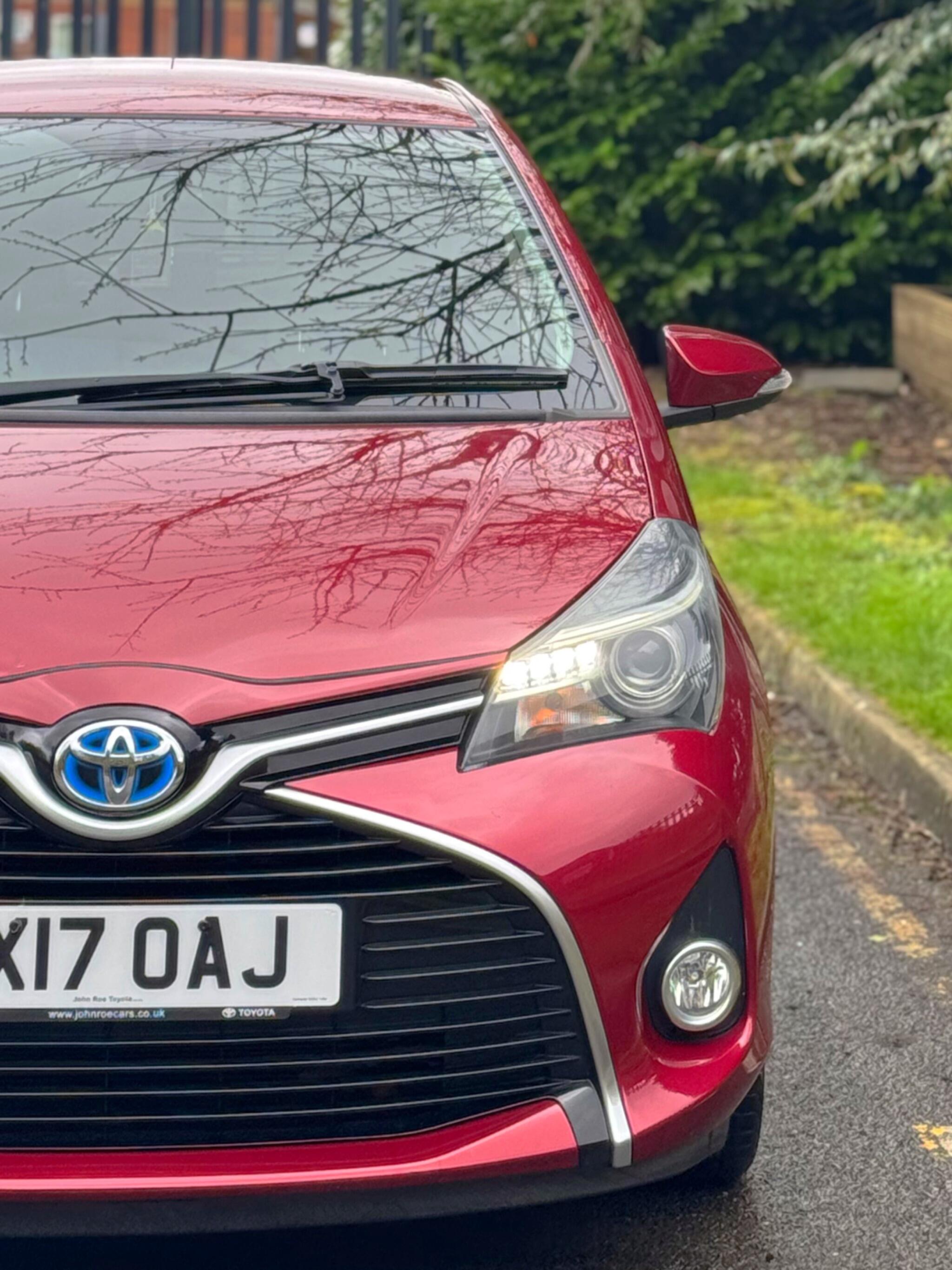 2017 Toyota Yaris 1.5 VVT-h Excel E-CVT Euro 6 (s/s) 5dr (15in Alloy) image 16