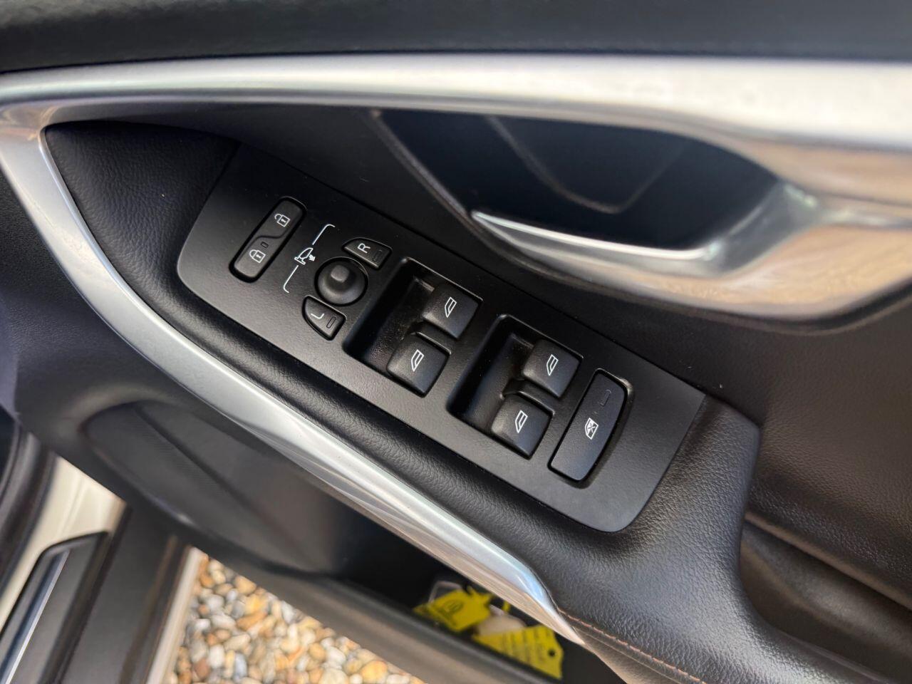 Volvo V40 Cross Country view 15