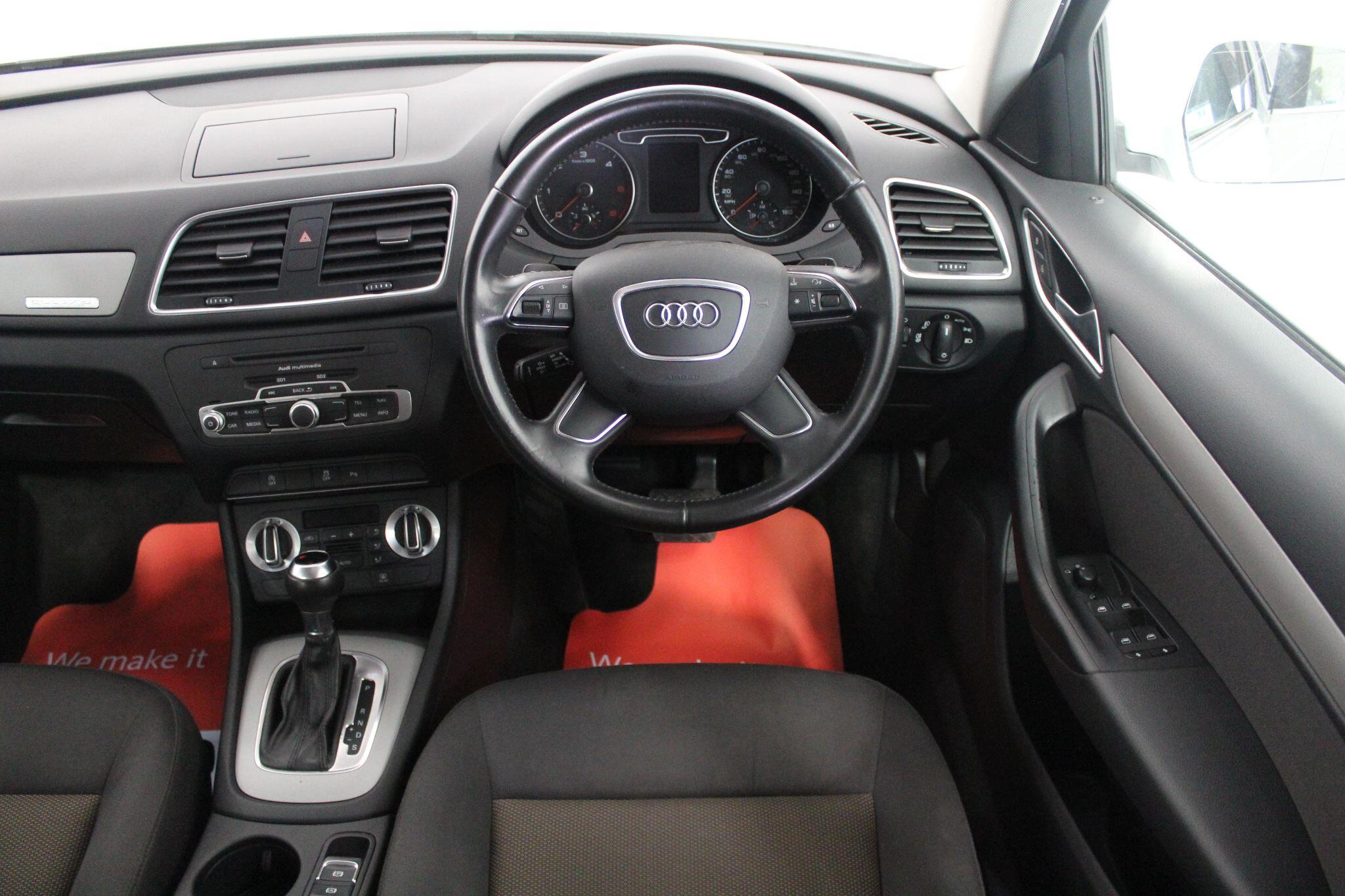 Audi Q3 view 43