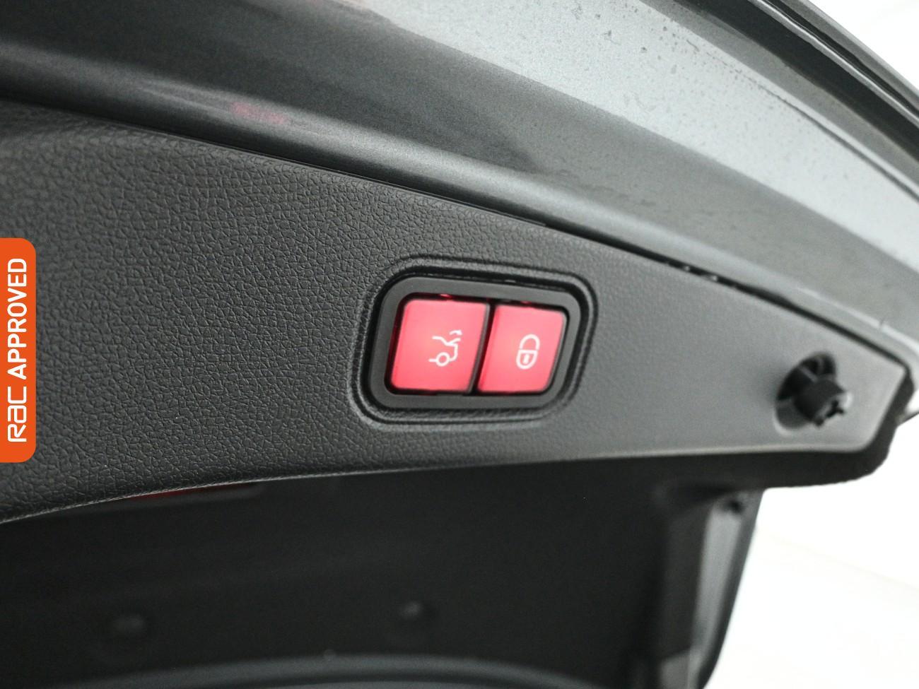 Mercedes-Benz E-Class view 31