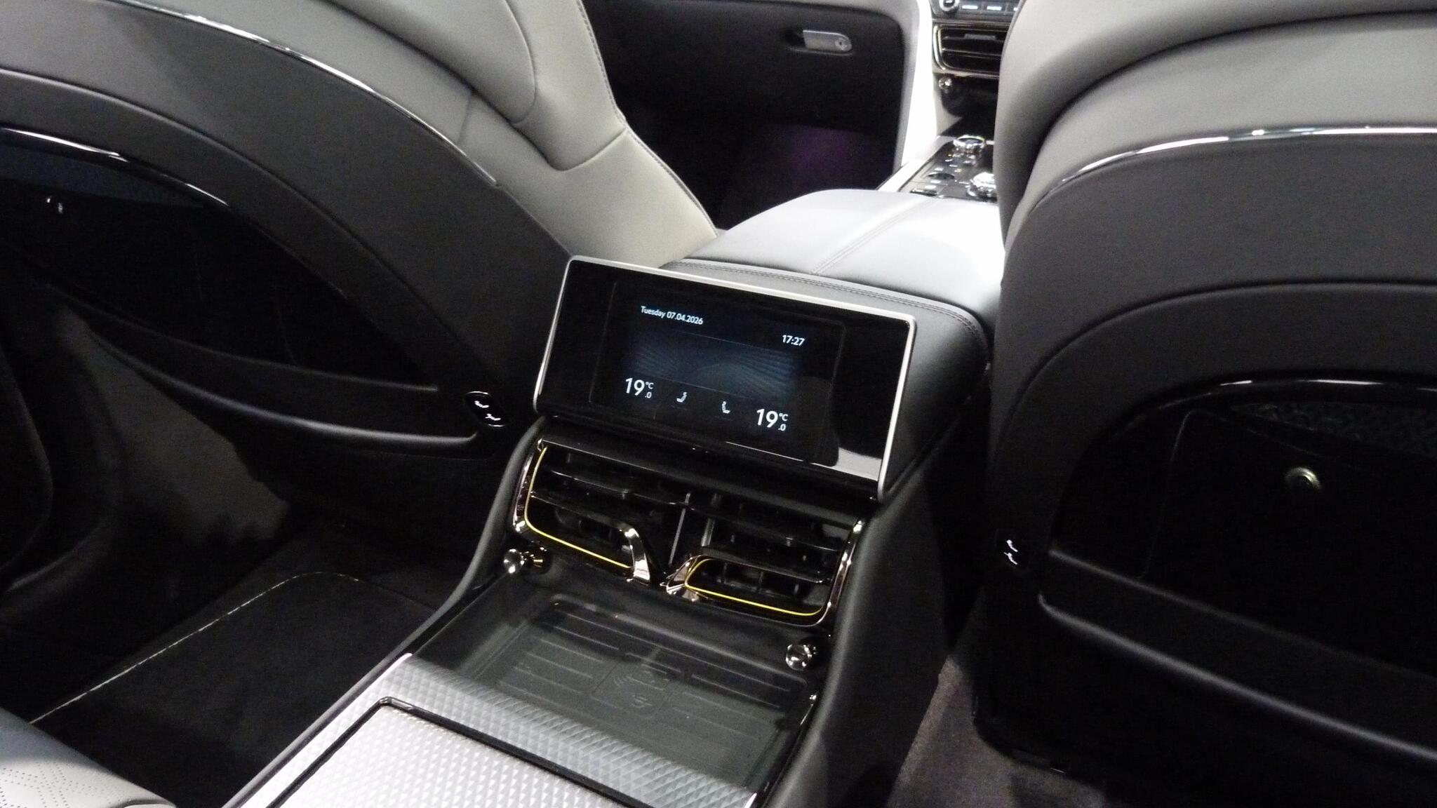 Bentley Flying Spur view 37