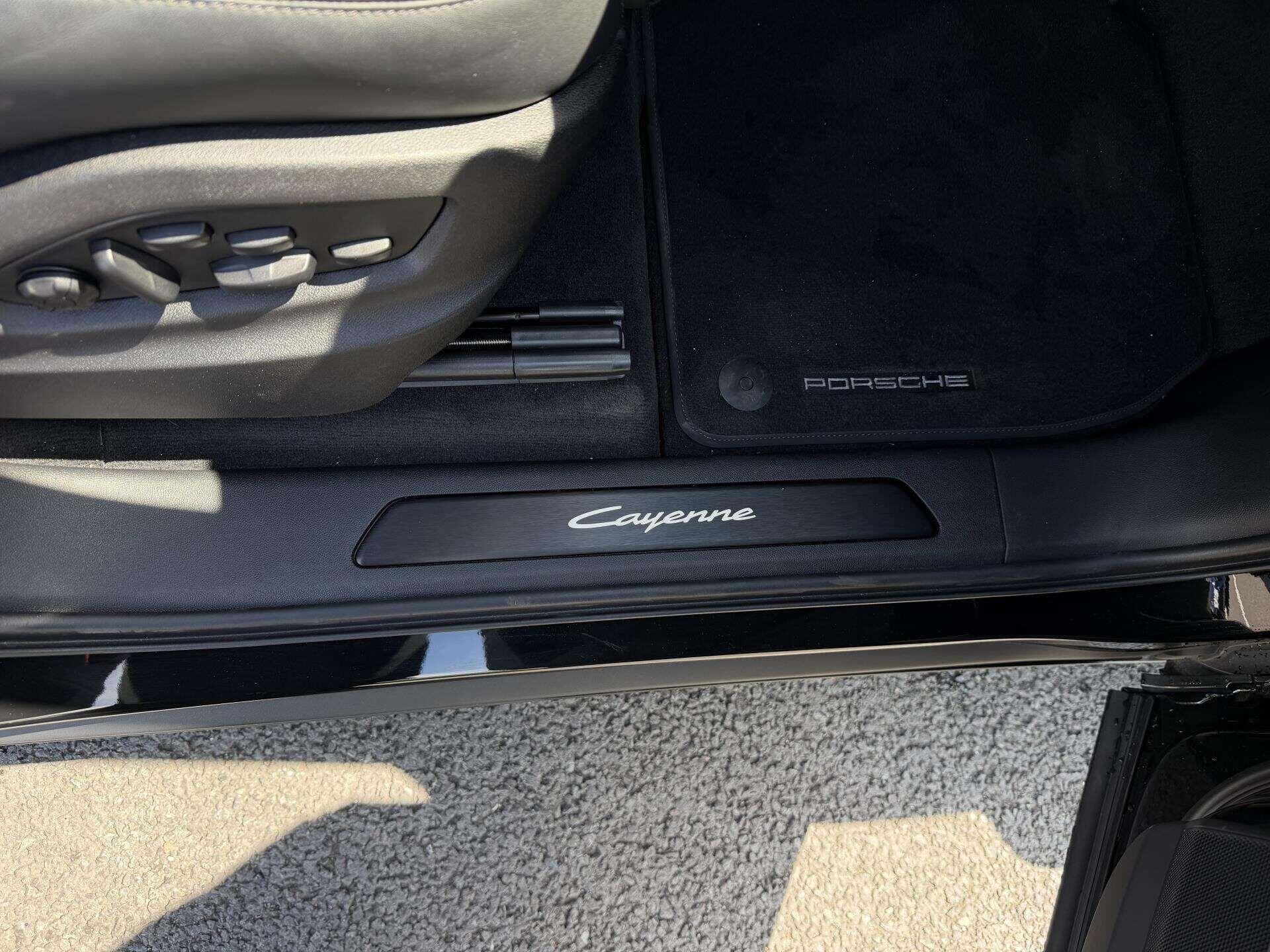 Porsche Cayenne view 30