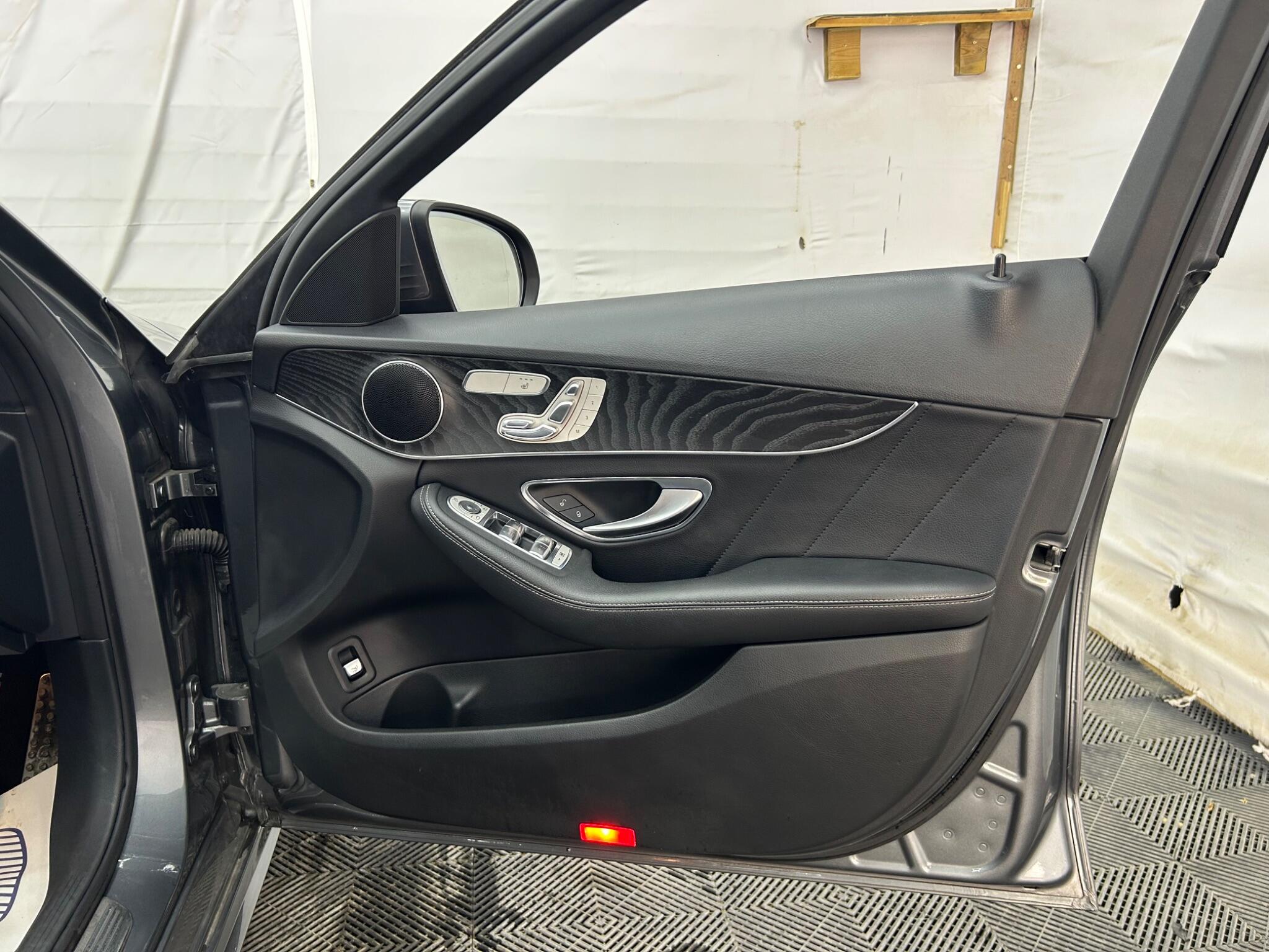 Mercedes-Benz C Class view 28