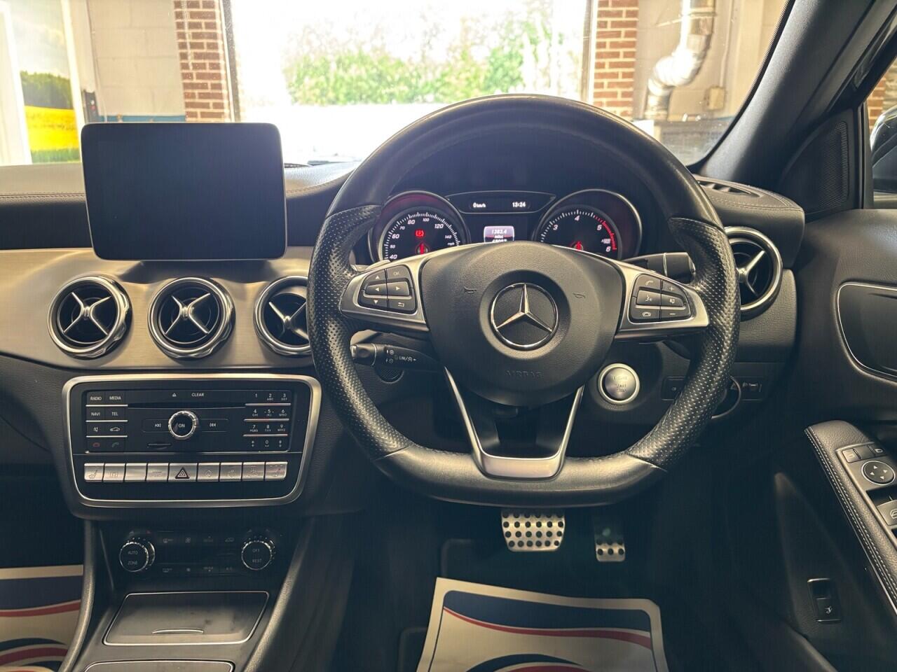 Mercedes-Benz GLA view 17