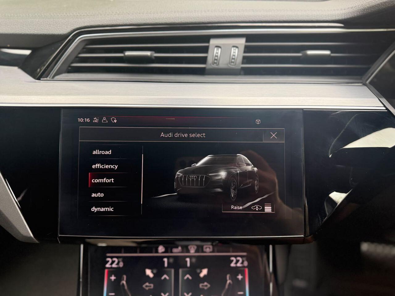 Audi E-Tron view 32
