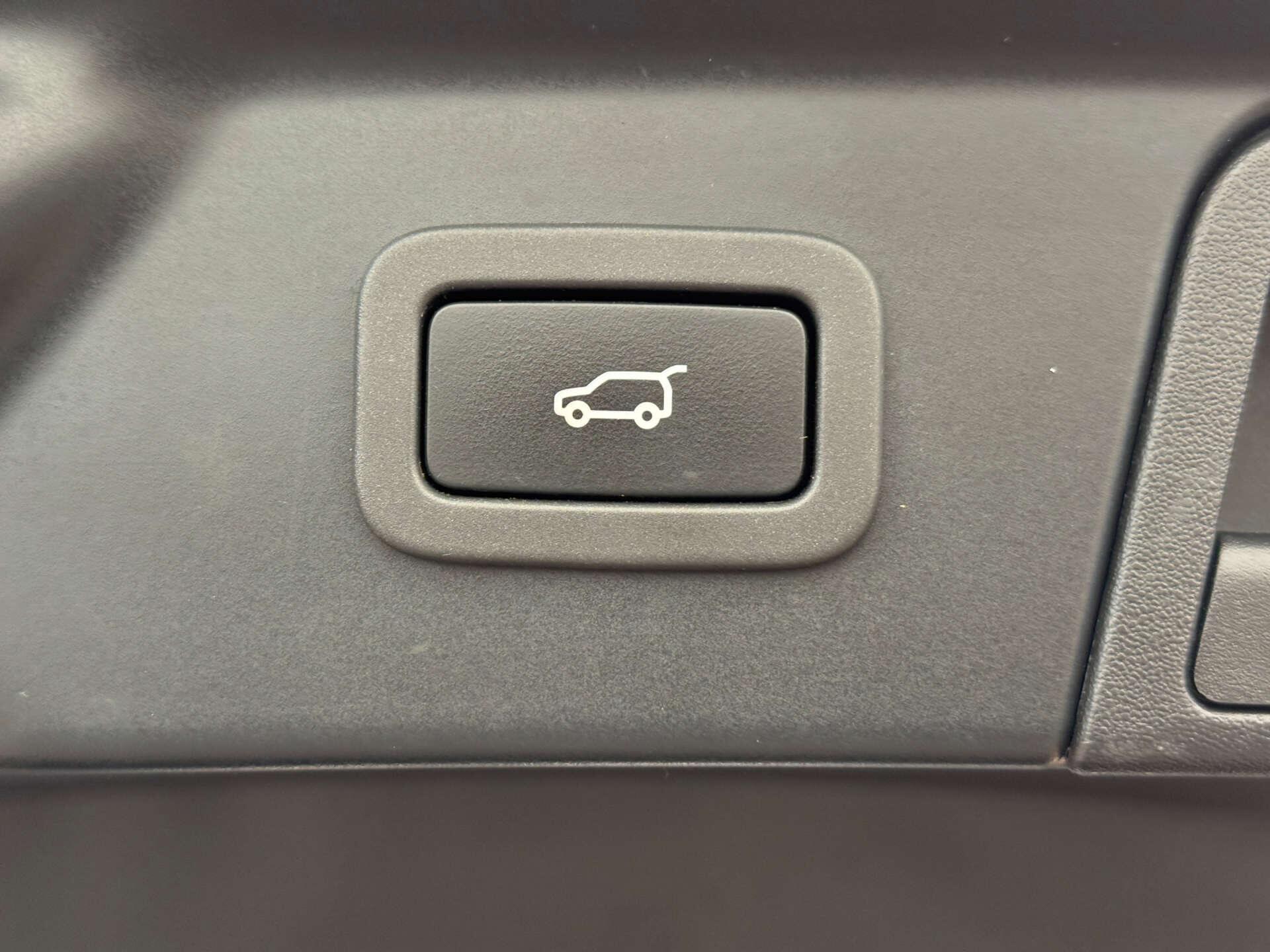 Land Rover Range Rover Velar view 30