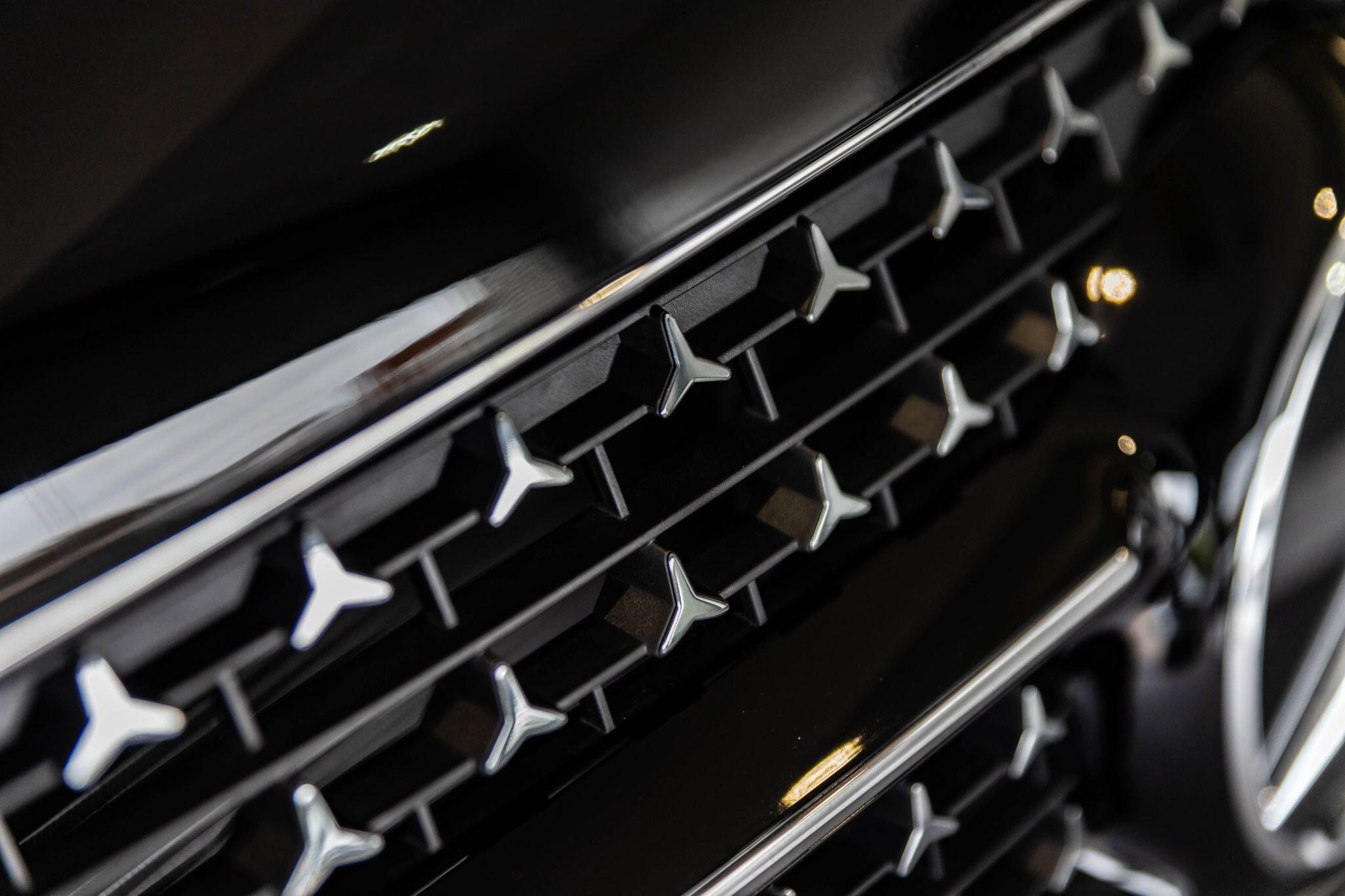 Mercedes-Benz V-Class view 25