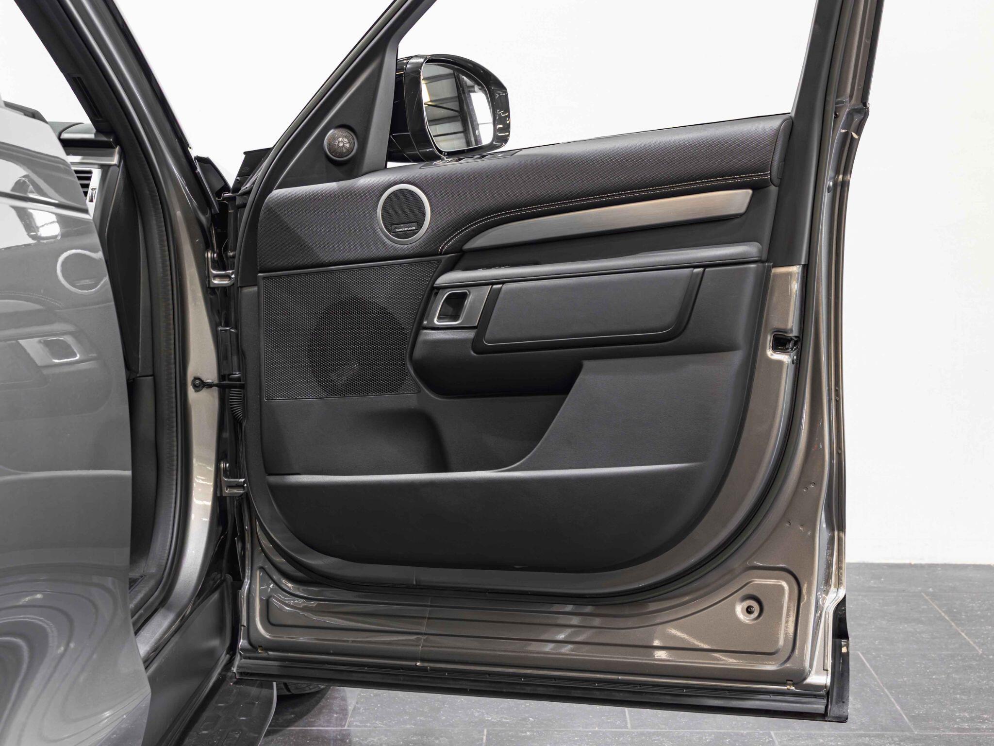 Land Rover Discovery 3 view 21