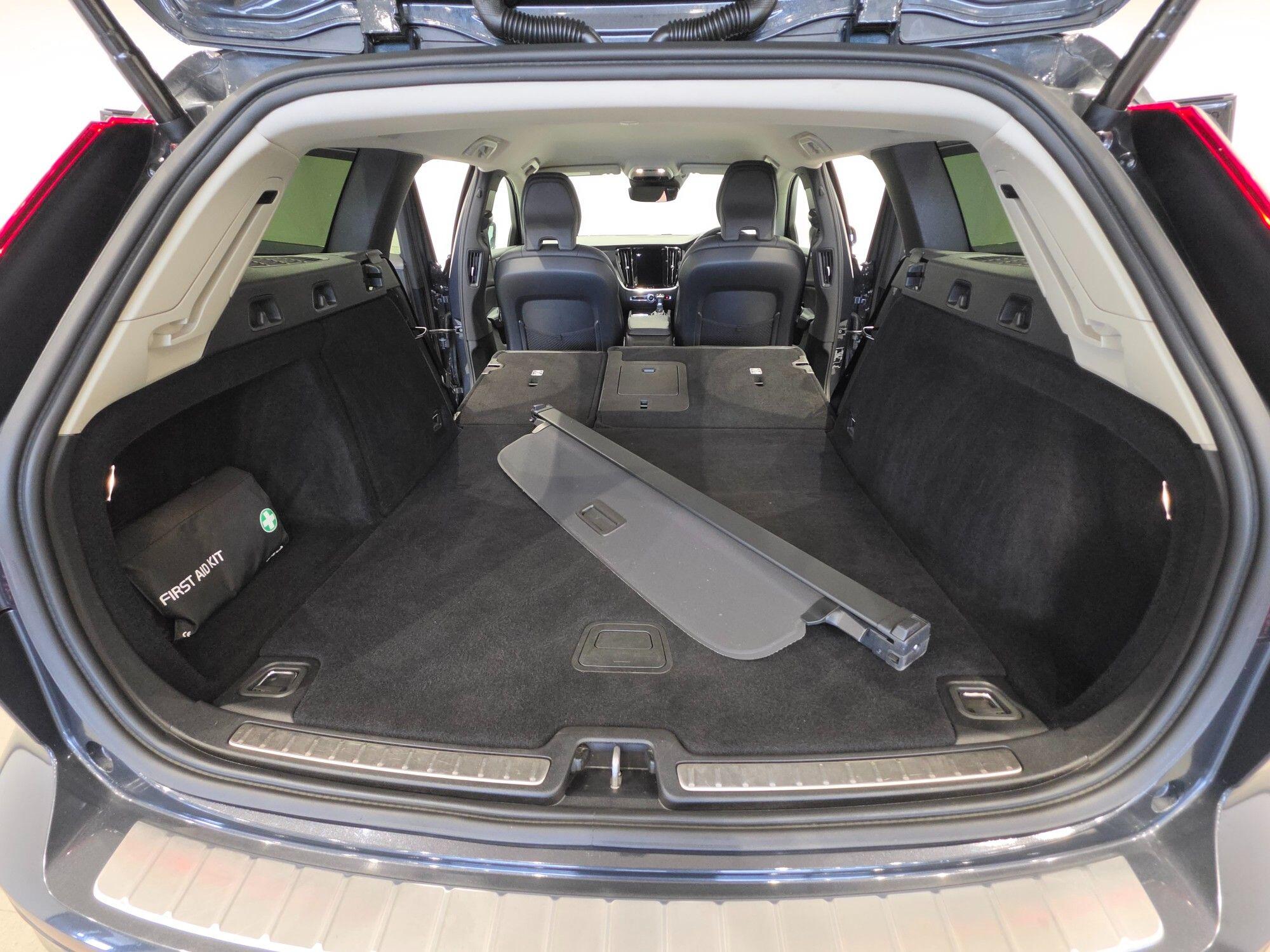 Volvo V60 Cross Country view 42