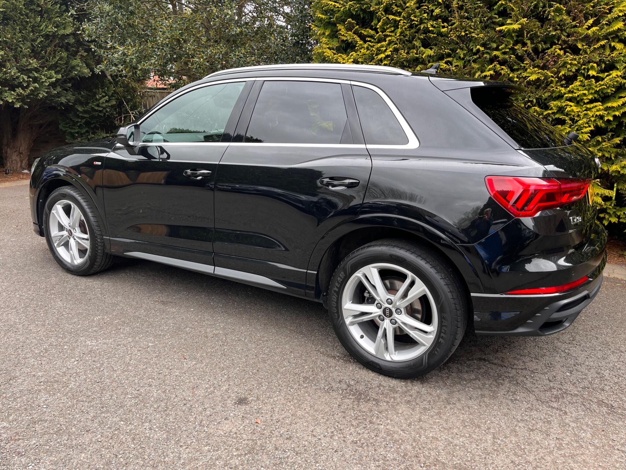 Audi Q3 view 10