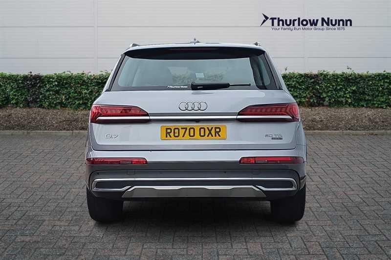 Audi Q7 view 4