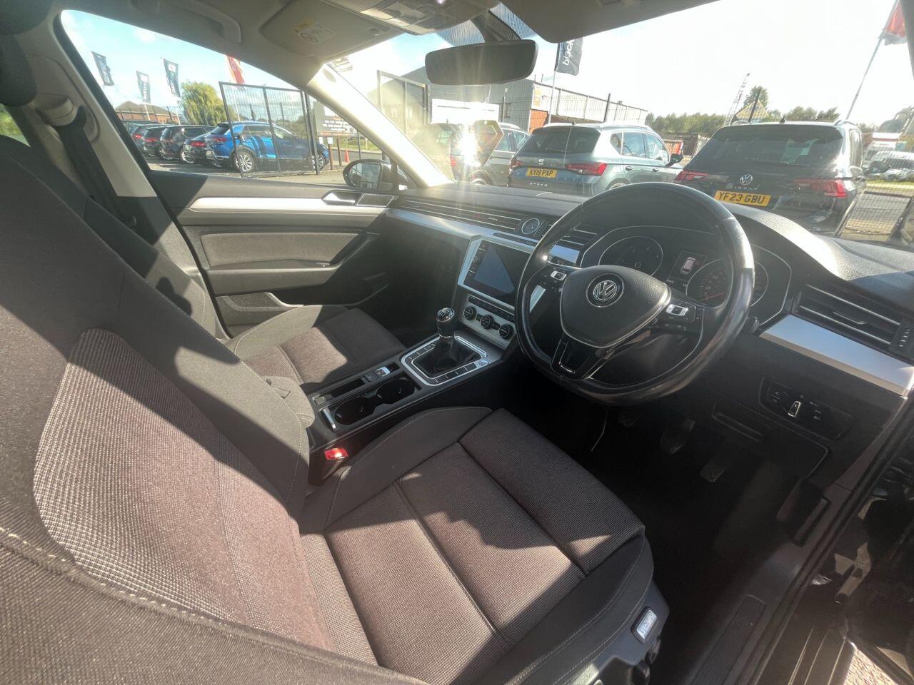 Volkswagen Passat view 11