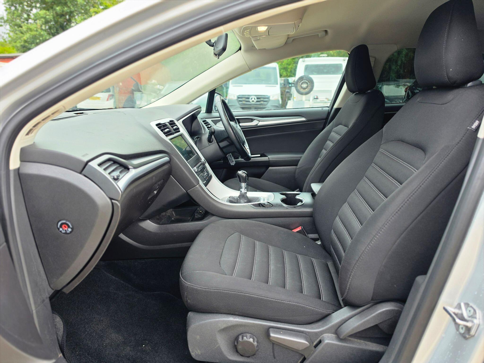 Ford Mondeo view 8