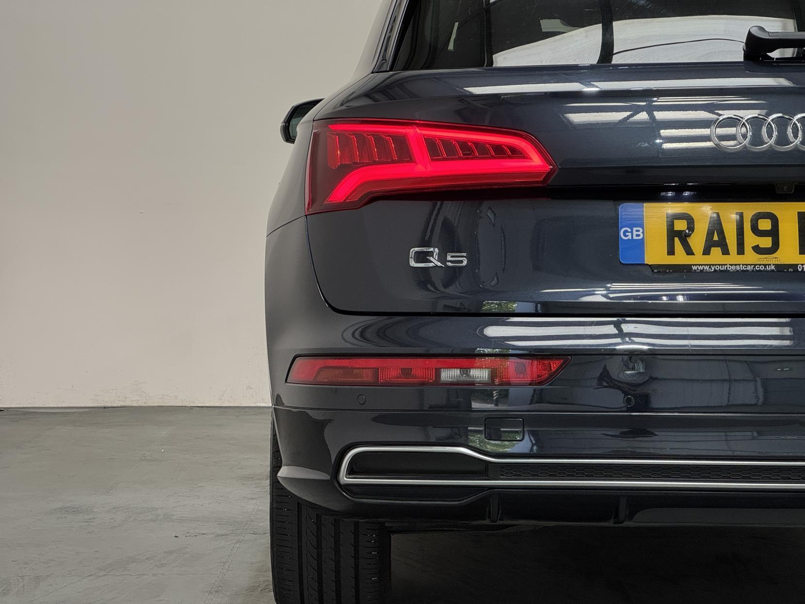 Audi Q5 view 14