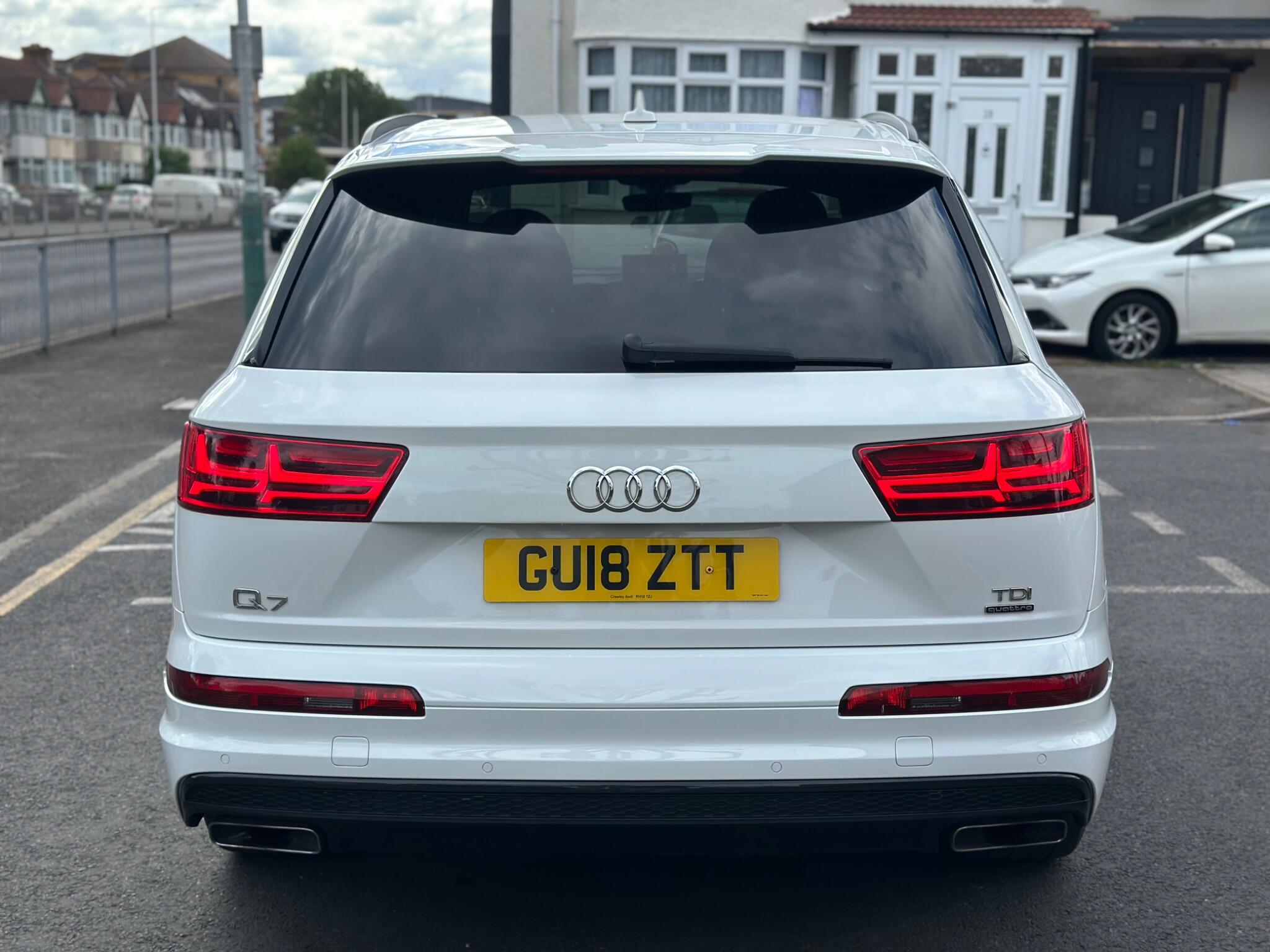 Audi Q7 view 8