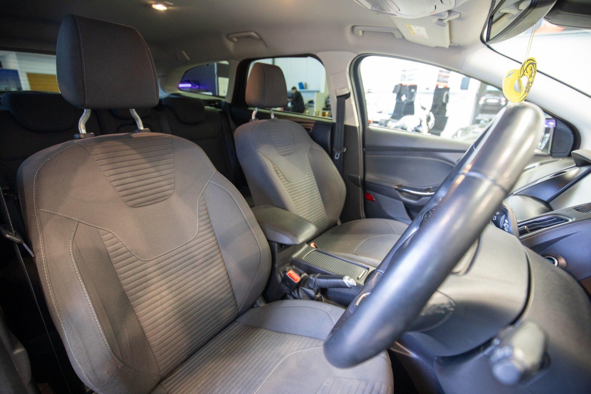 Ford Focus view 13