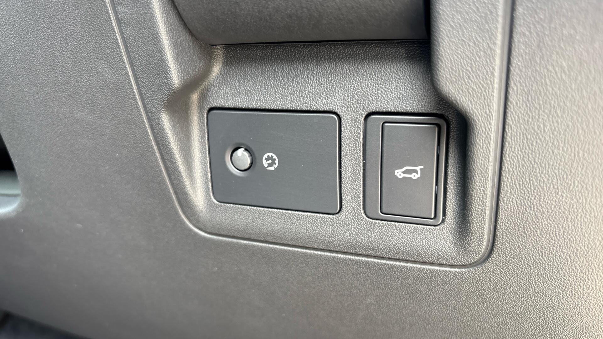 Land Rover Range Rover Velar view 36