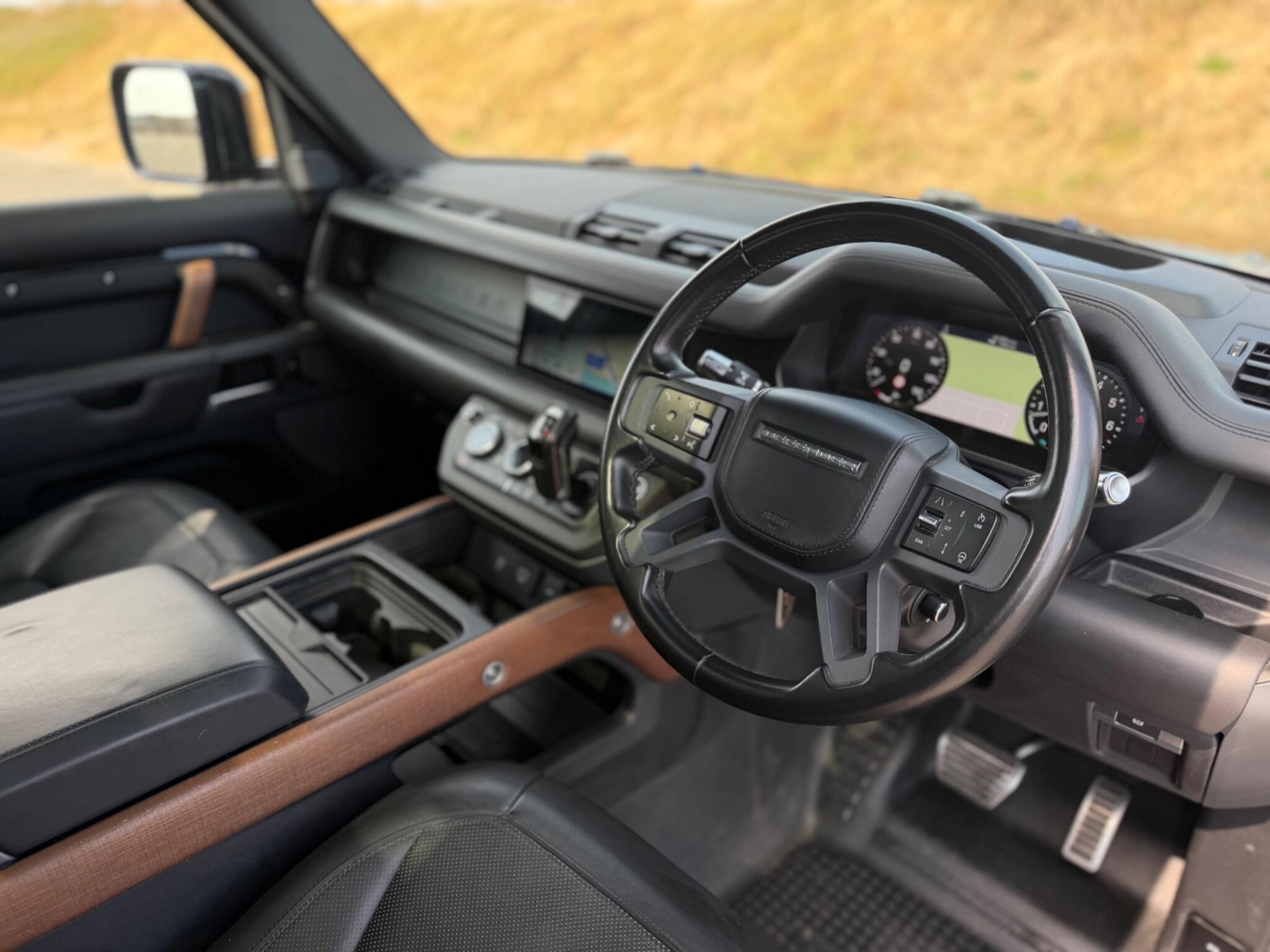 Land Rover Defender 110 view 15