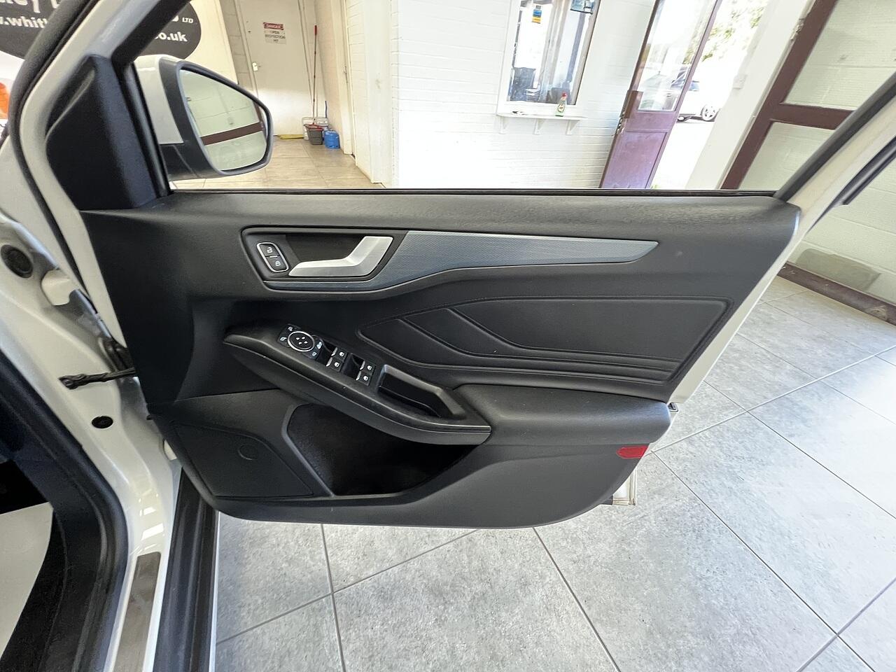 Ford Focus view 14