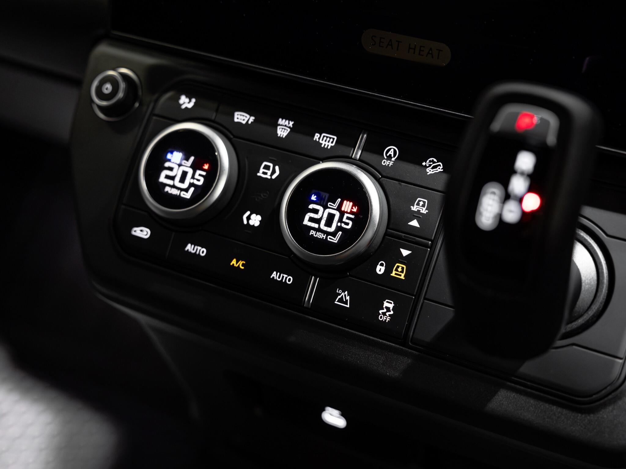 Land Rover Defender 110 view 24