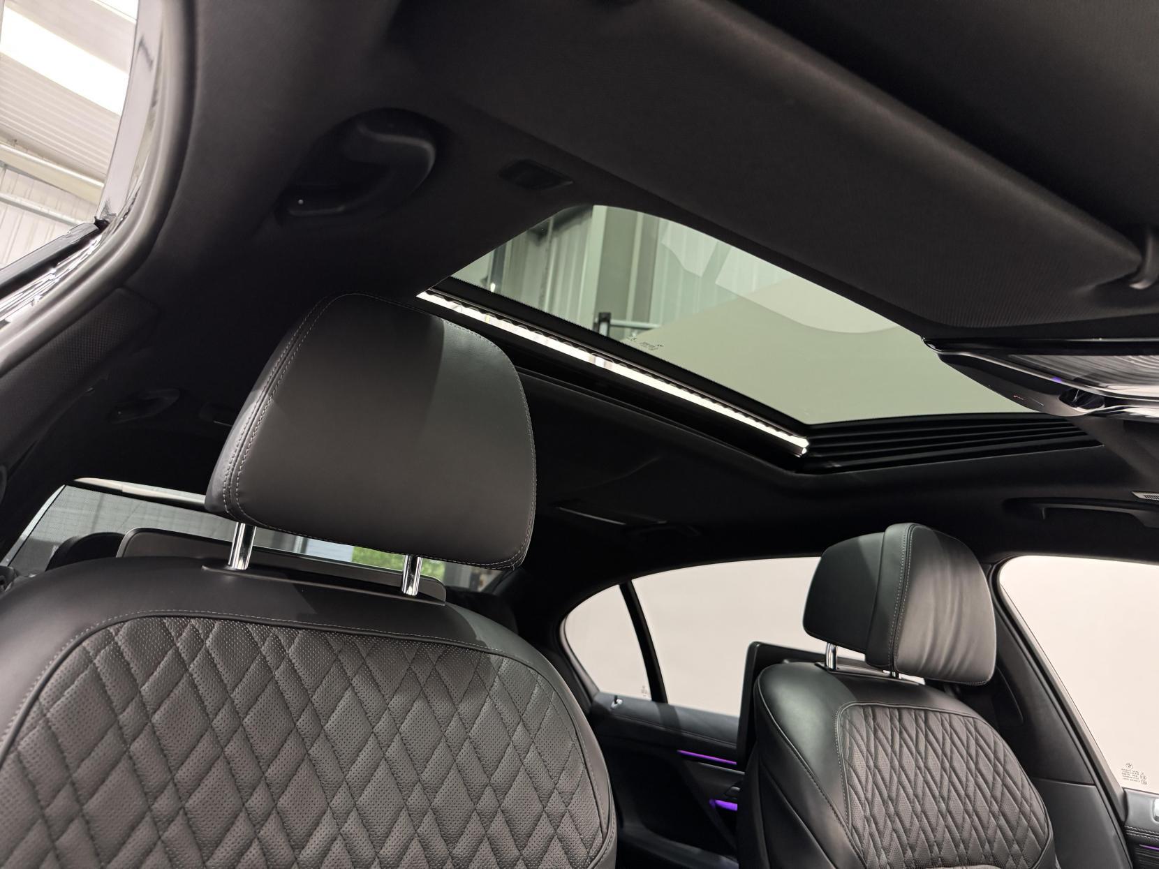BMW 7 Series view 25