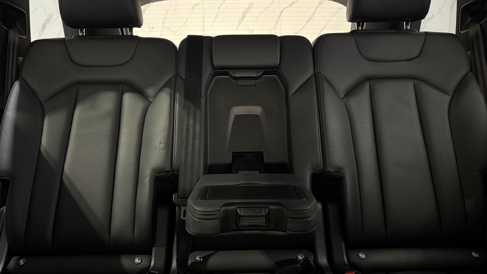 Audi Q7 view 11