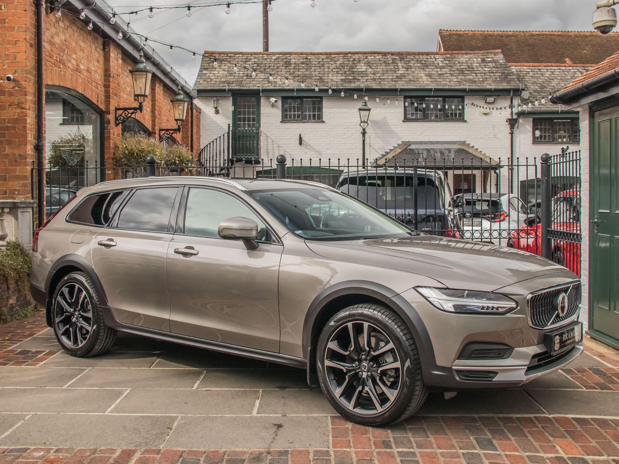 Volvo V90 Cross Country view 4