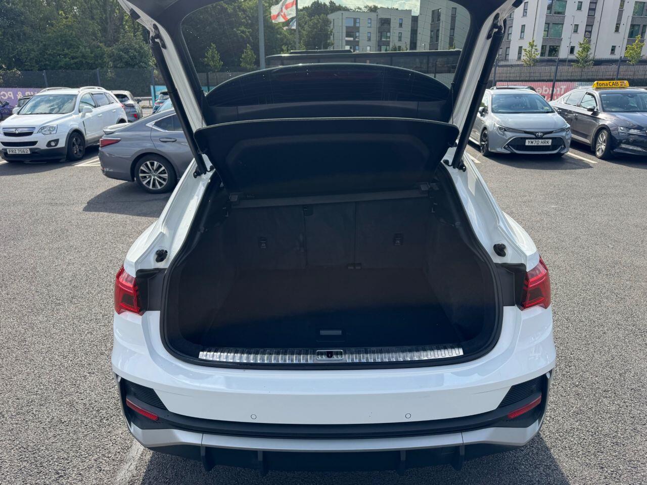 Audi Q3 view 11