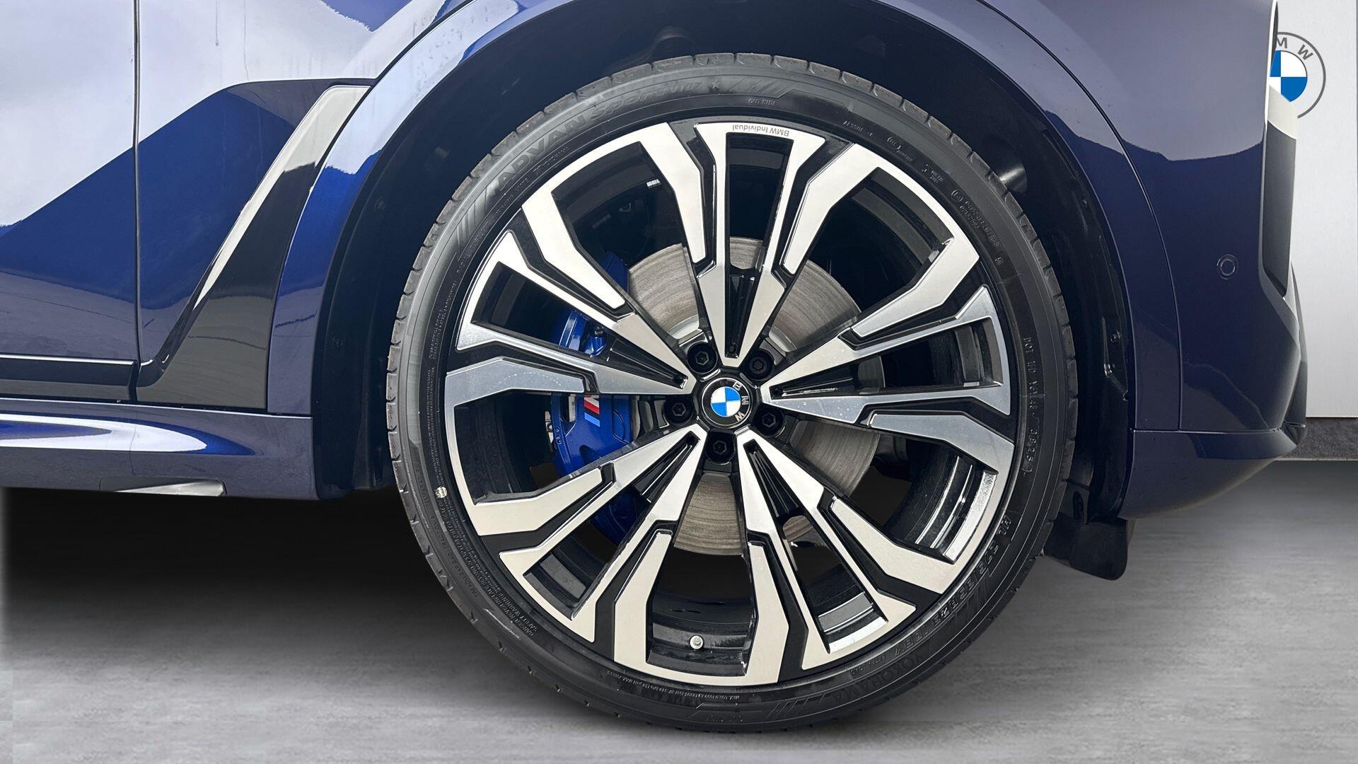 BMW X7 view 9