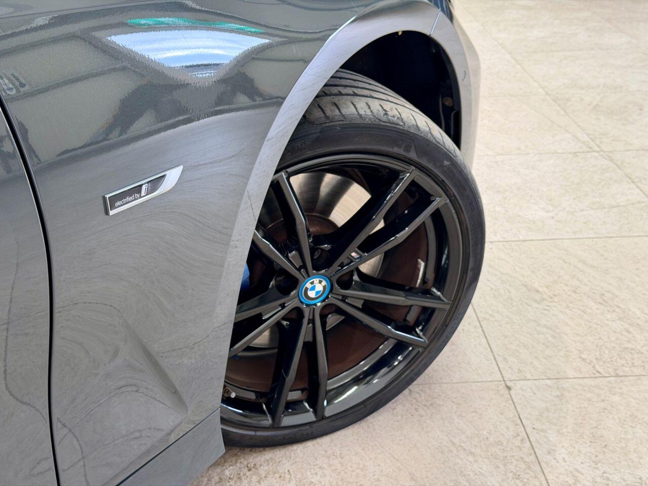 BMW 3 Series view 22