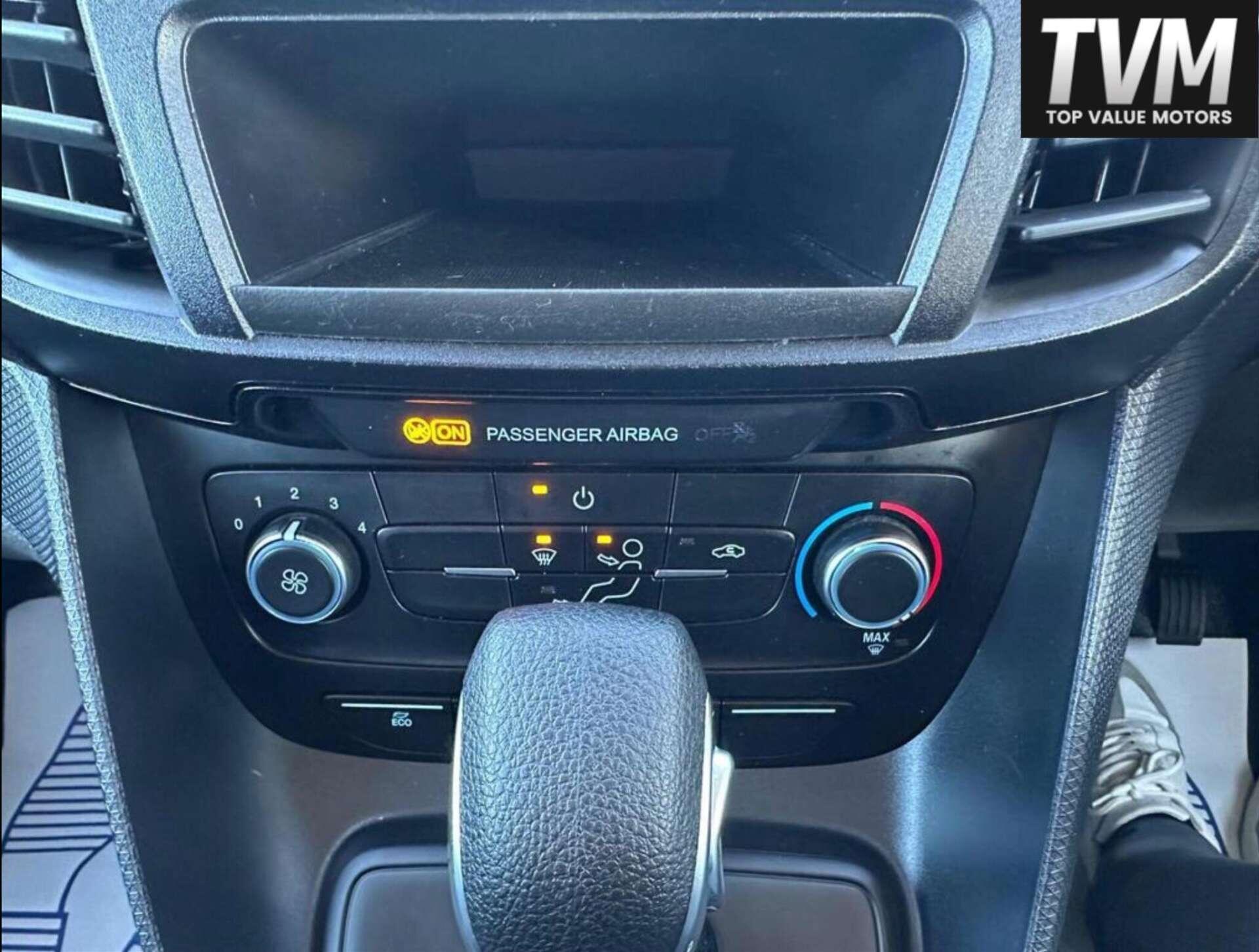 Ford Transit Connect view 19