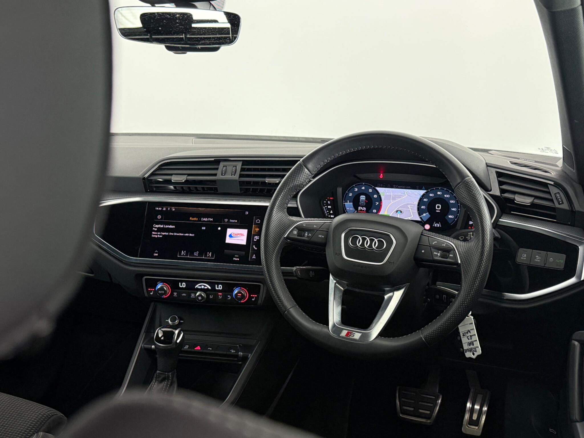 Audi Q3 view 14