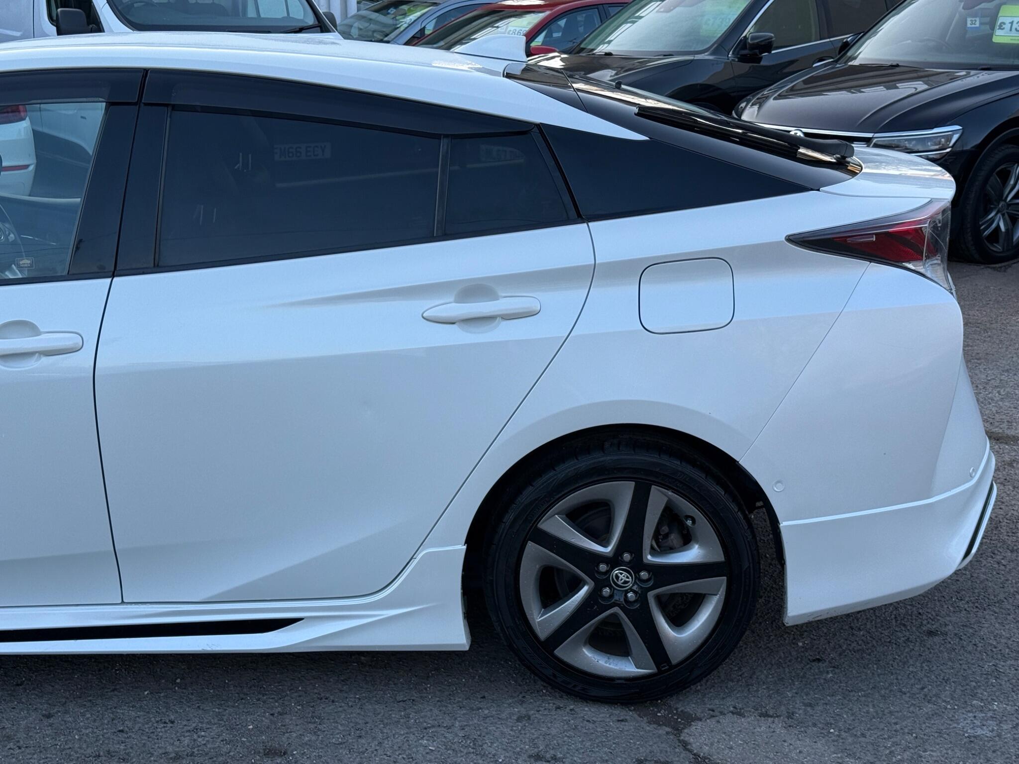 Toyota Prius - Image 13