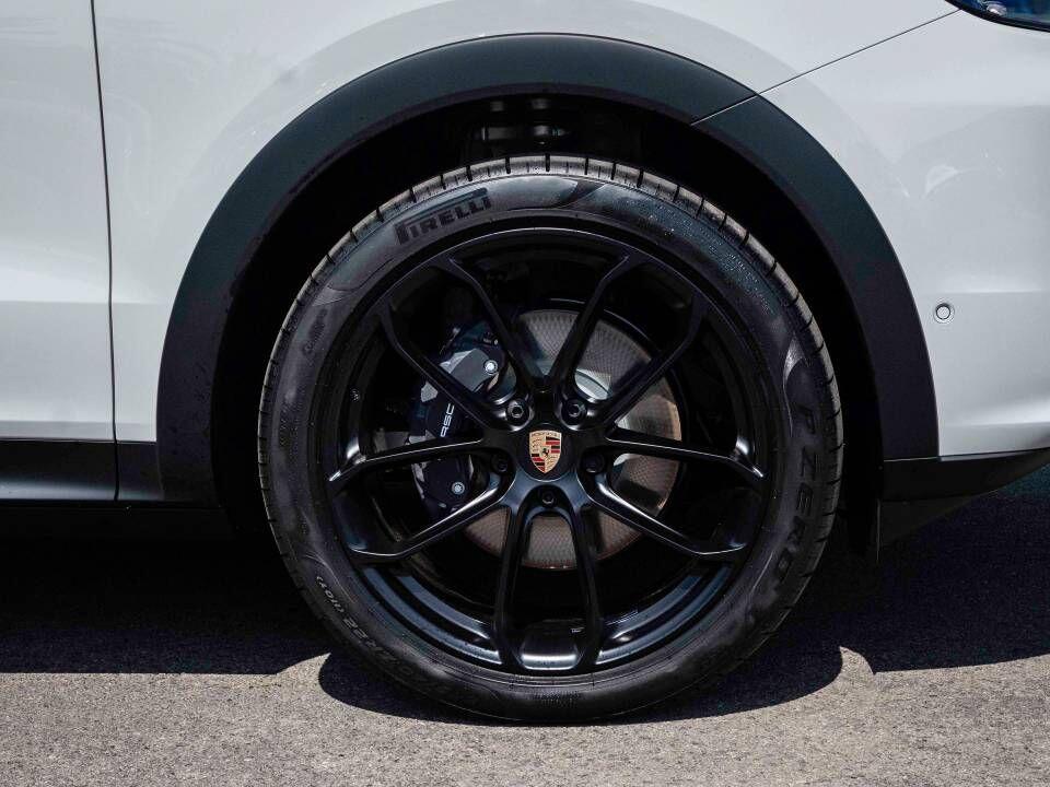 Porsche Cayenne view 60