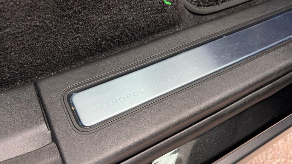 Land Rover Discovery view 23