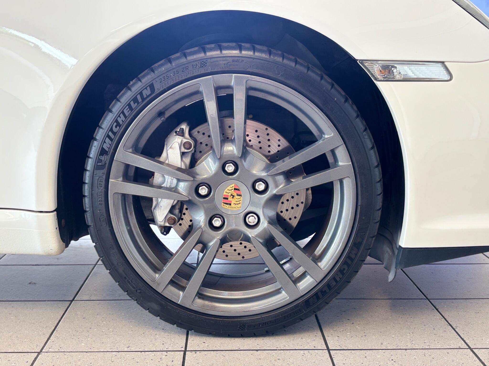 Porsche 911 view 18