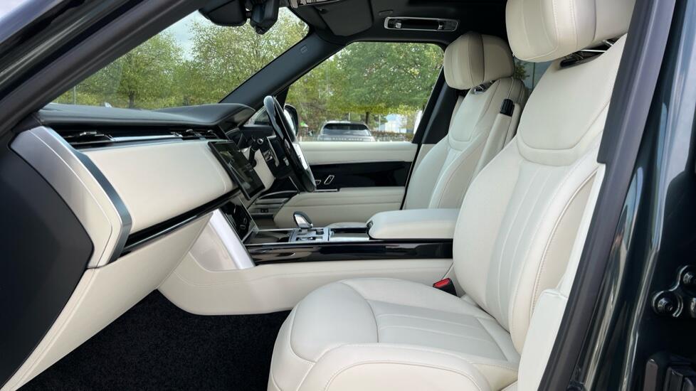 Land Rover Range Rover view 3