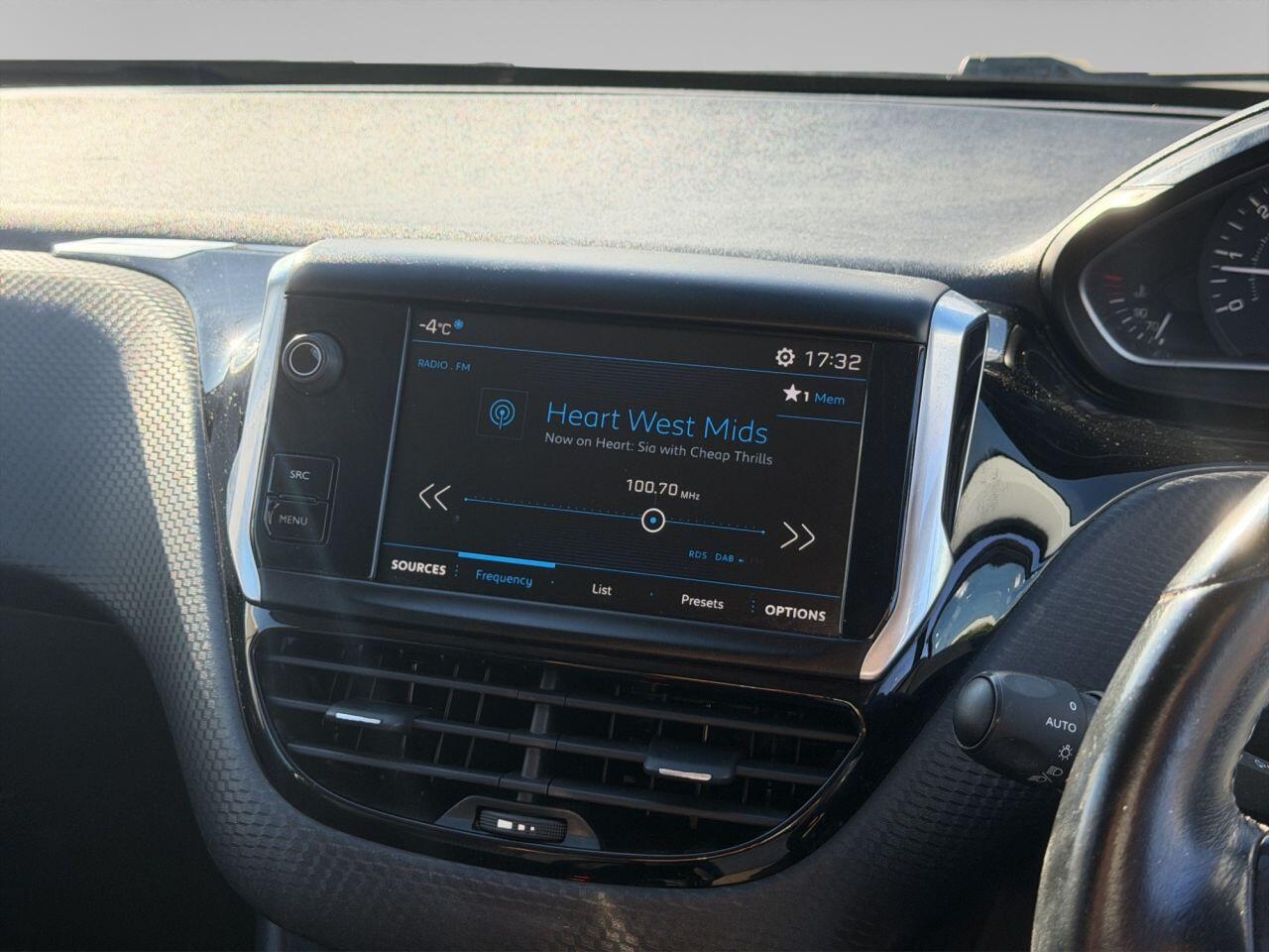 Peugeot 208 view 17