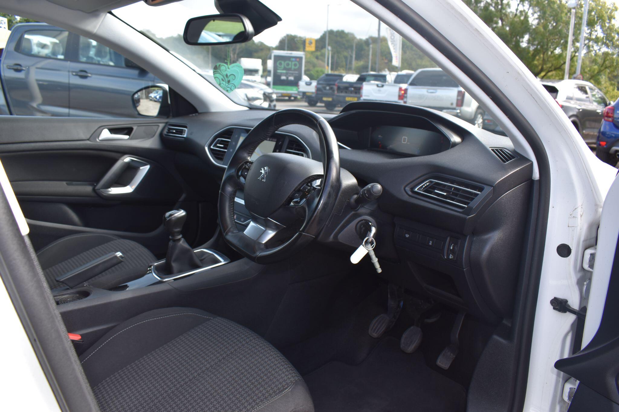 308 SW - 1.5 BlueHDi Active Premium Euro 6 (s/s) 5dr - Image 10