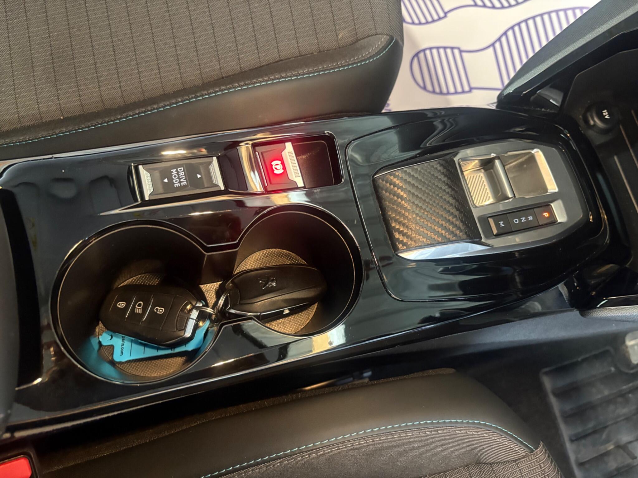 Peugeot 208 view 11