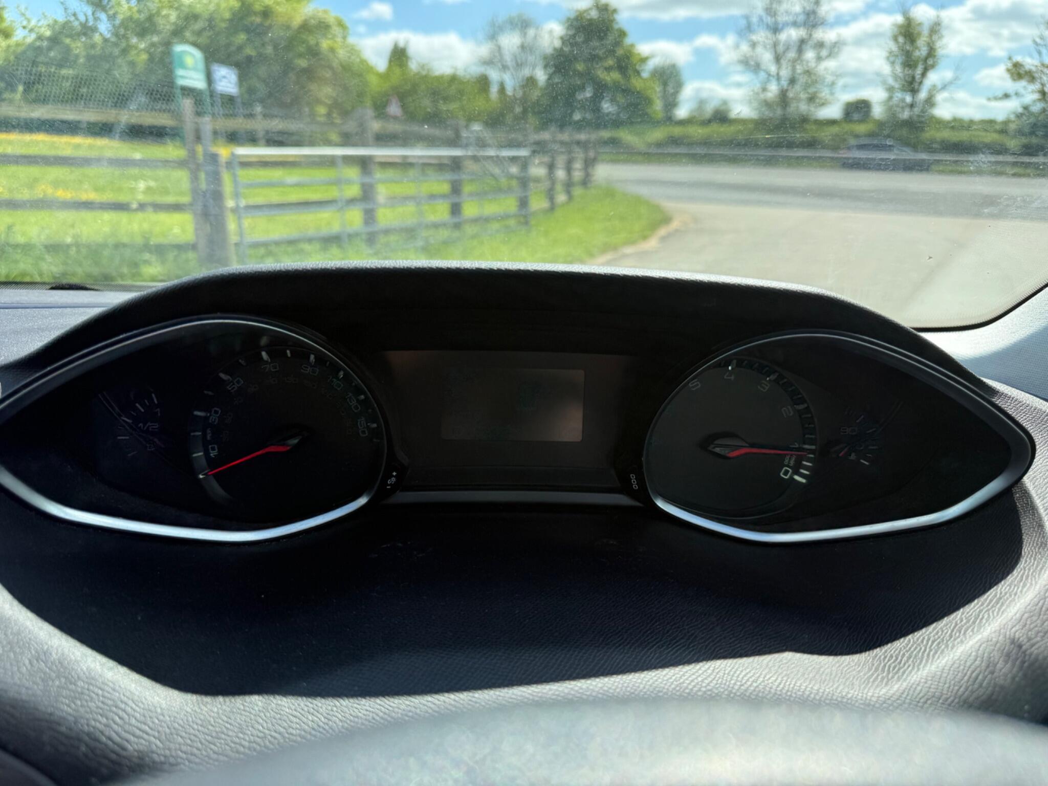 Peugeot 308 1.2 PureTech Access Euro 6 (s/s) 5dr — photo 47 of 100