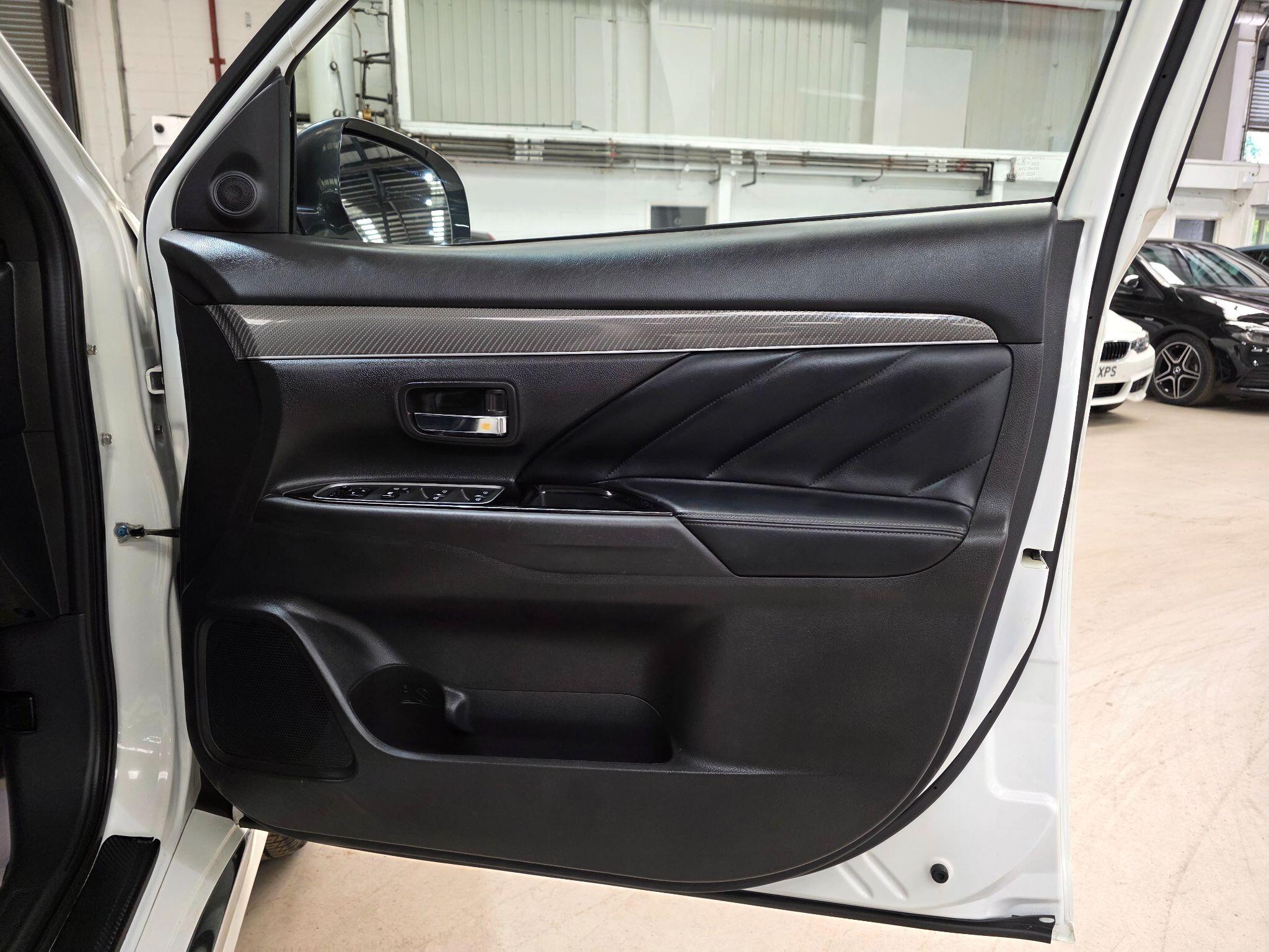 Mitsubishi Outlander view 12
