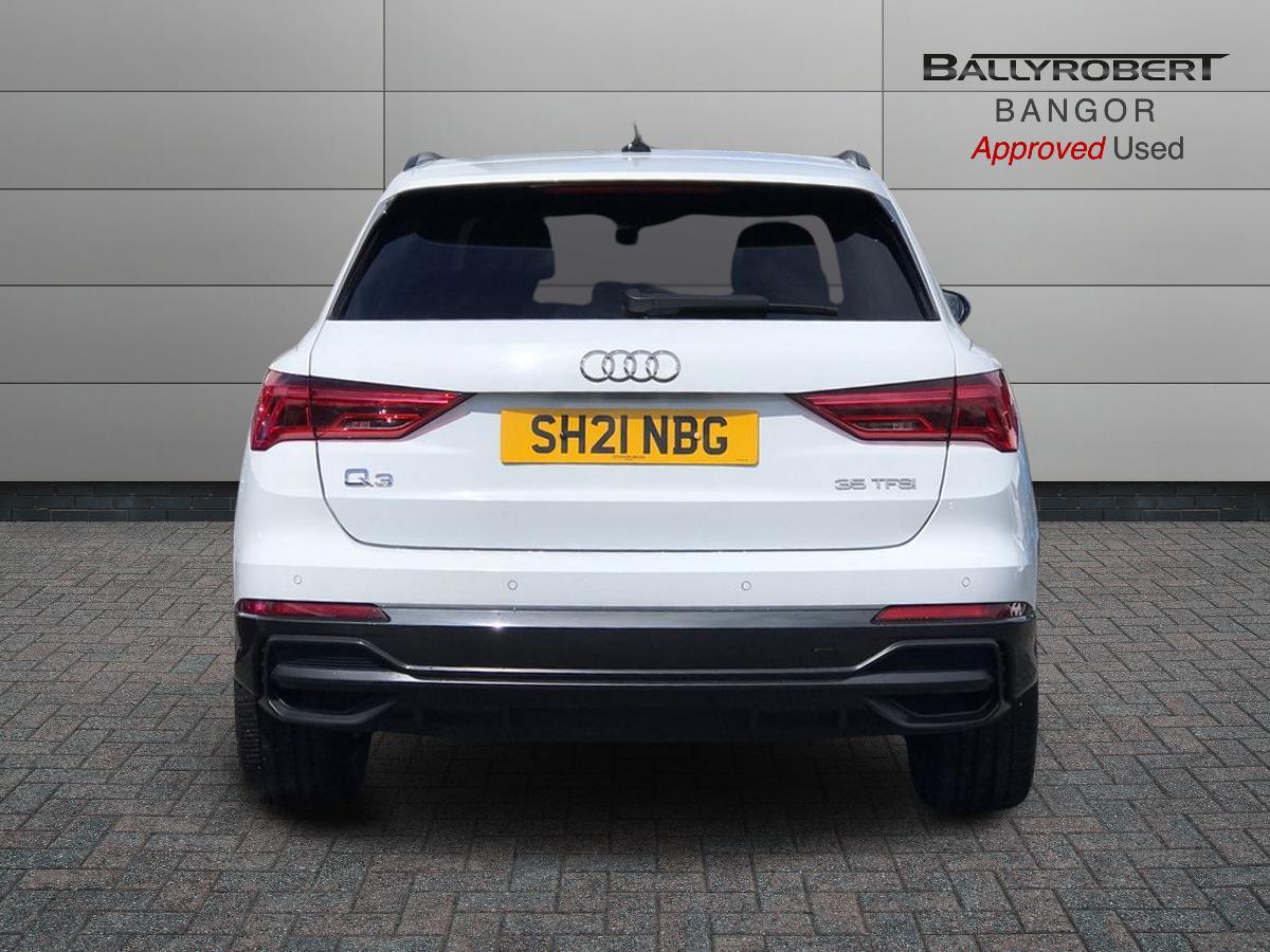 Audi Q3 view 11