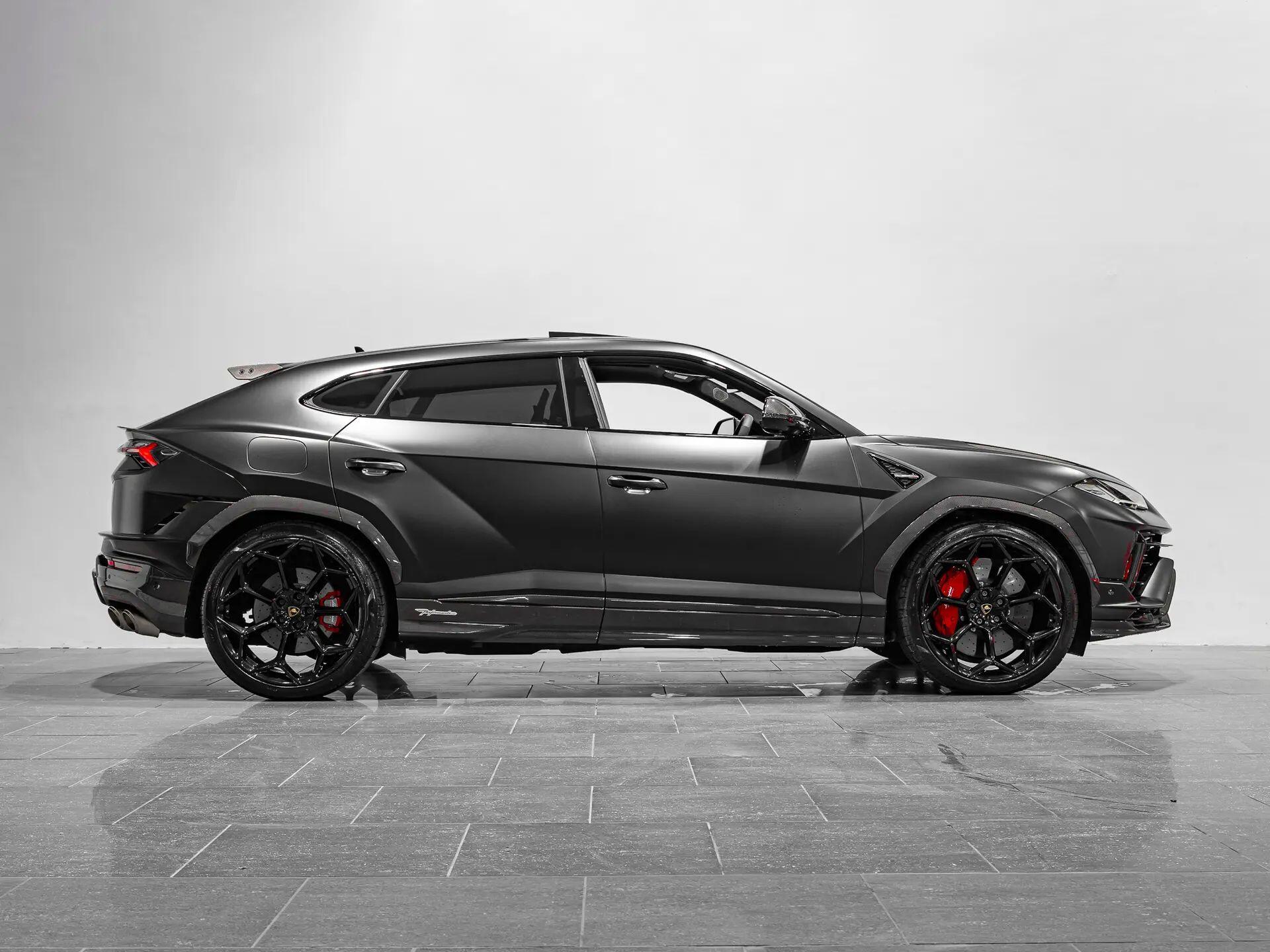 Lamborghini Urus view 6