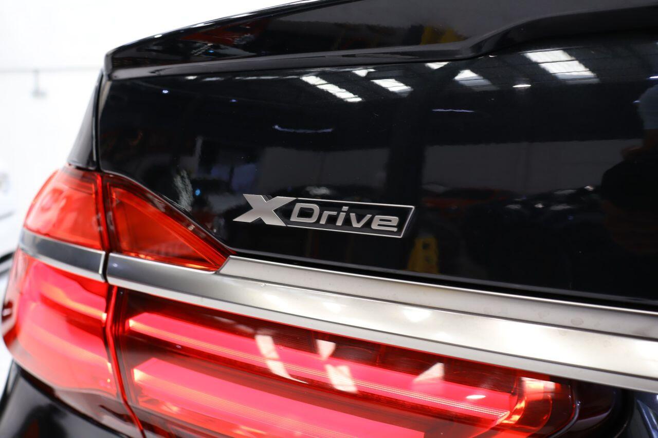 BMW 7 Series view 11