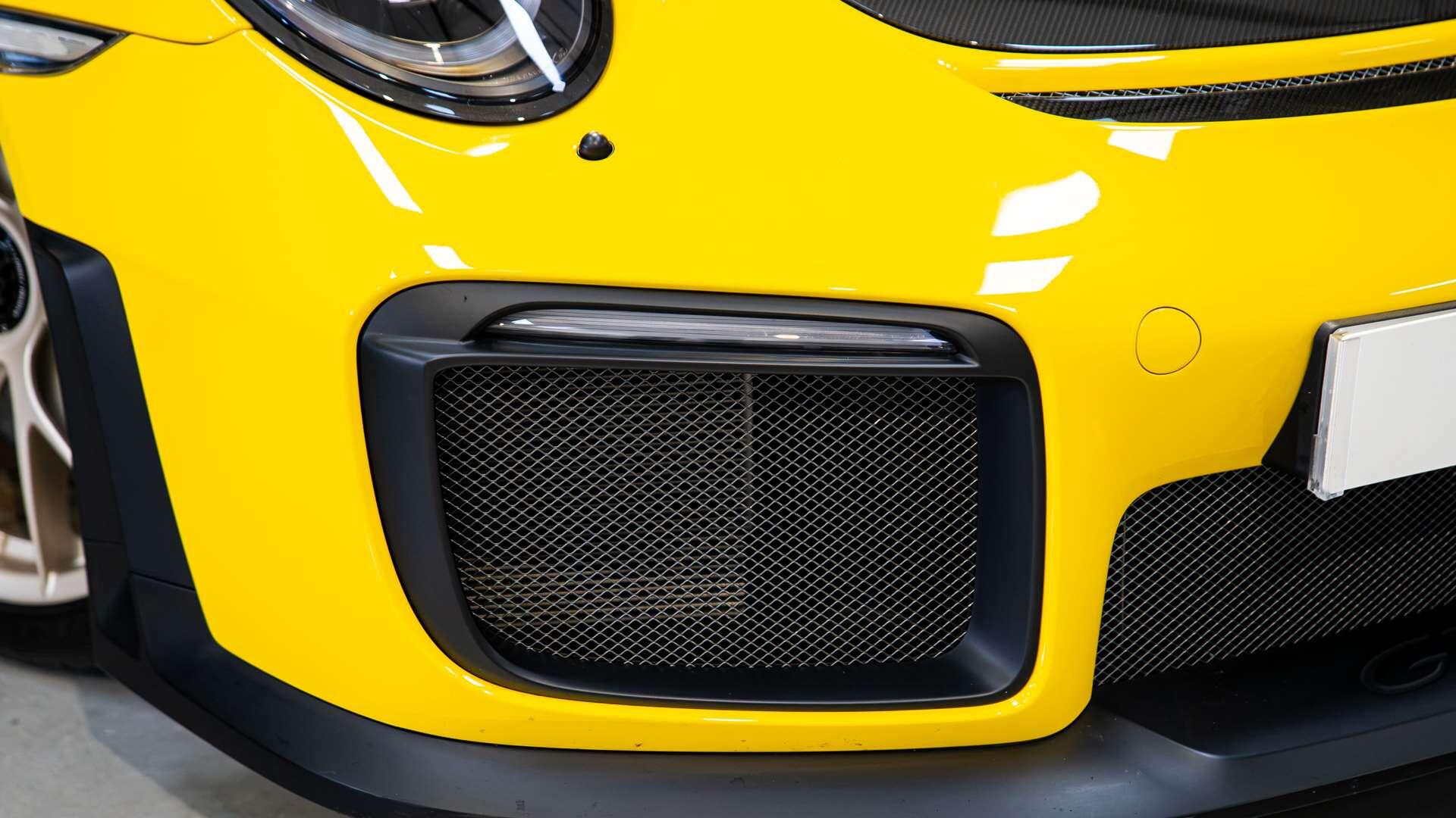 Porsche 911 view 34